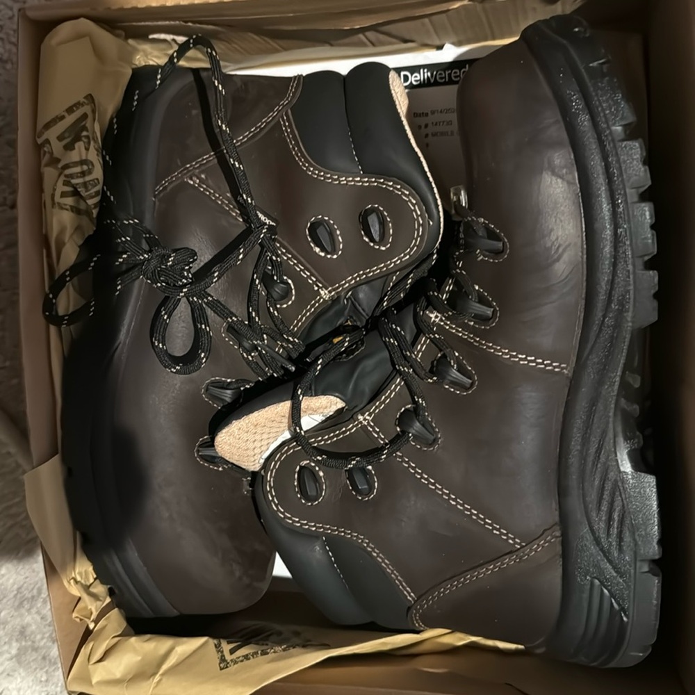 Women’s size 7 Avenger composite safety toe boots